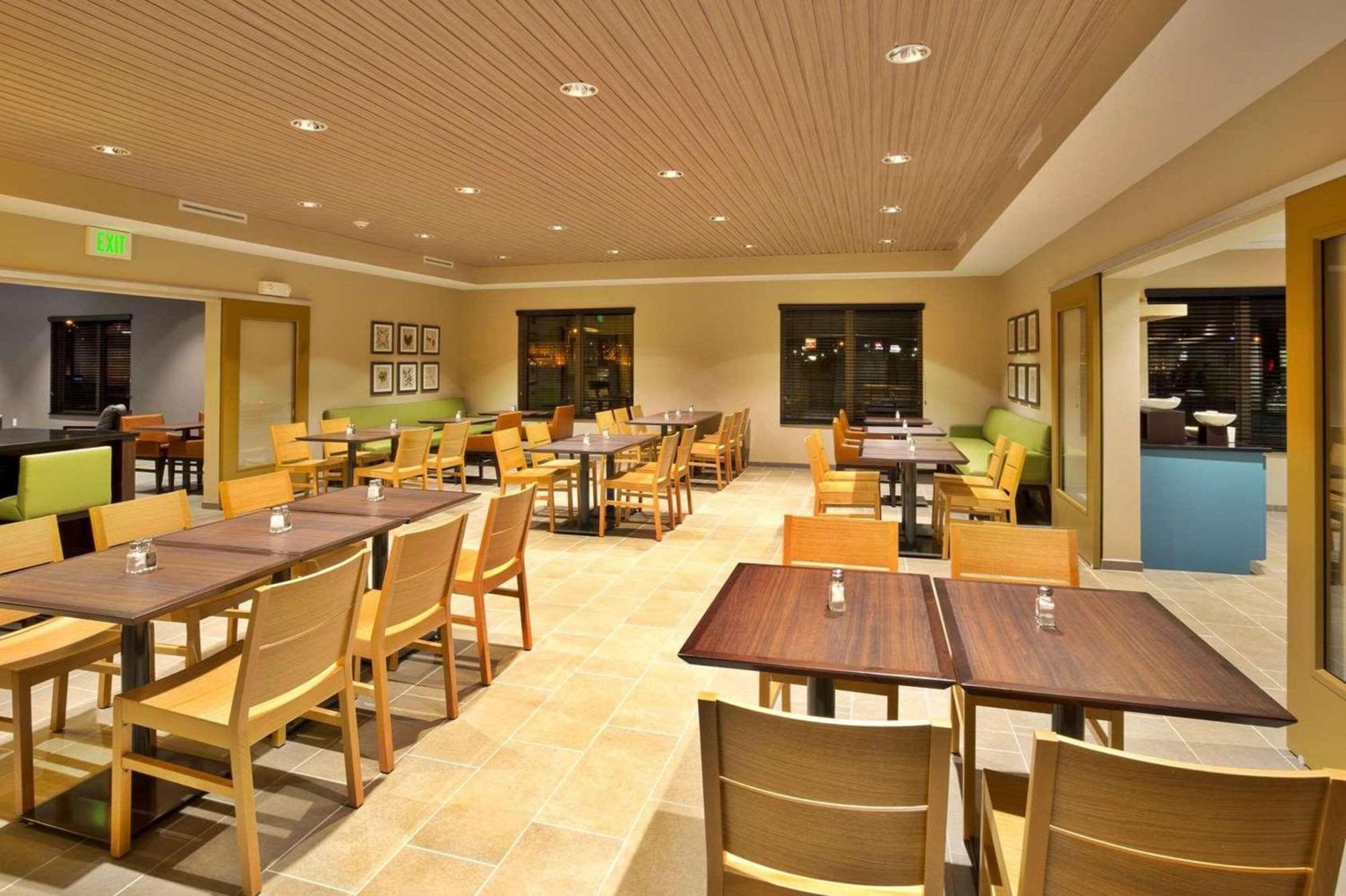 Country Inn & Suites By Radisson, Springfield Southeast Exterior photo
